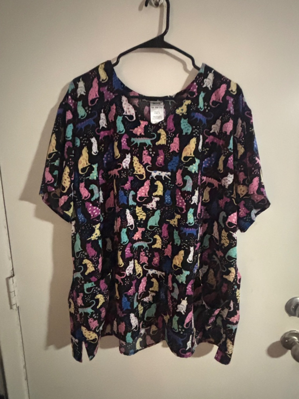 WINK DOG/ CAT DARLING DOGS V-NECK SCRUB TOP